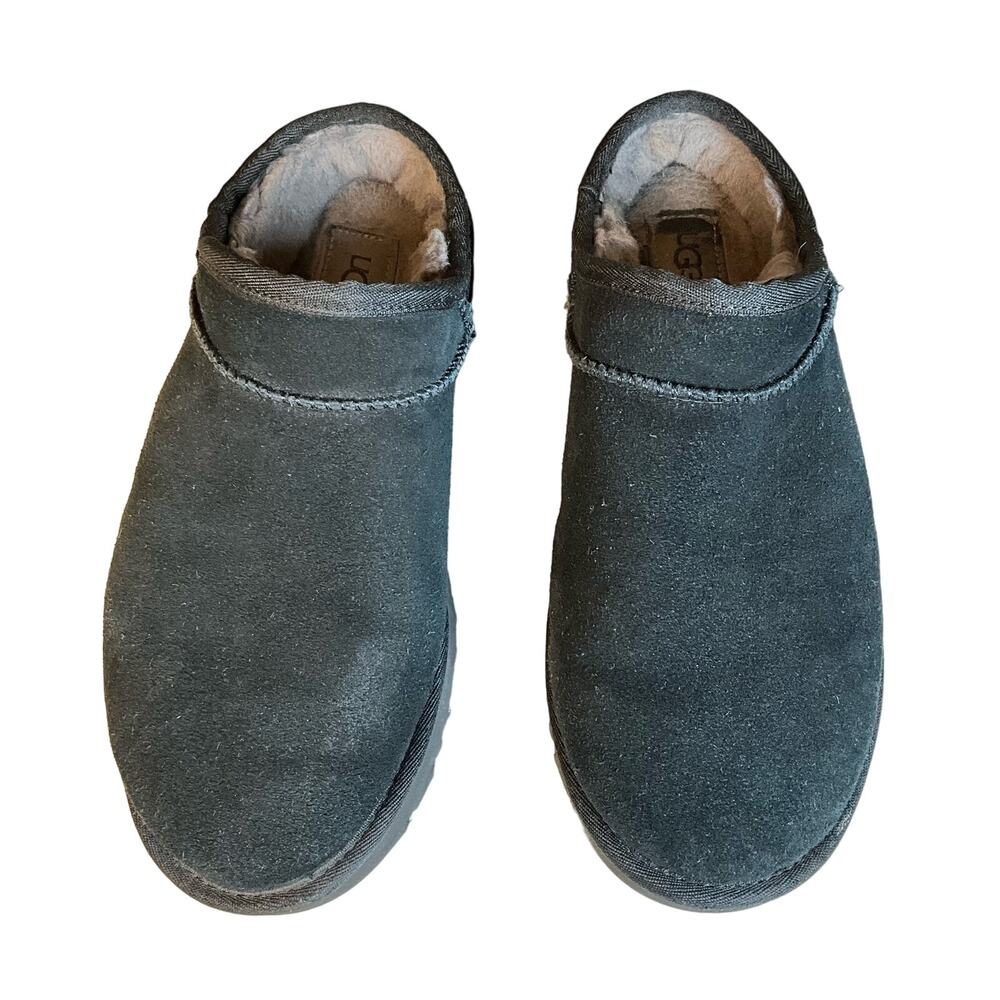 Ugg Women's Classic slipper size 9 US/40 black
